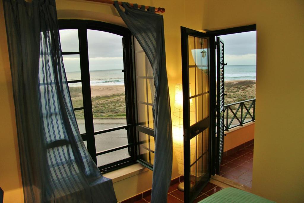 Supertubos Beach Hostel Атоґія-да-Балея Екстер'єр фото